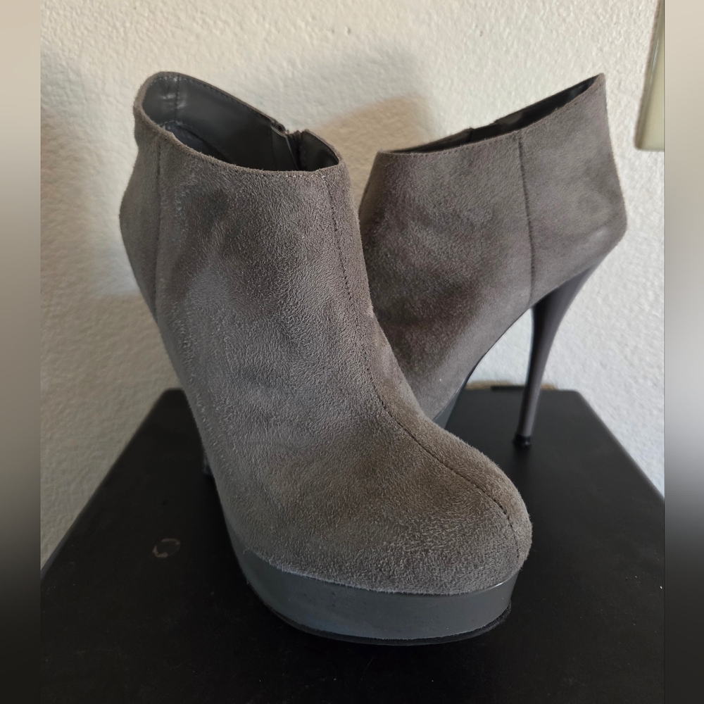 Elegant Gray Suede Ankle Boots